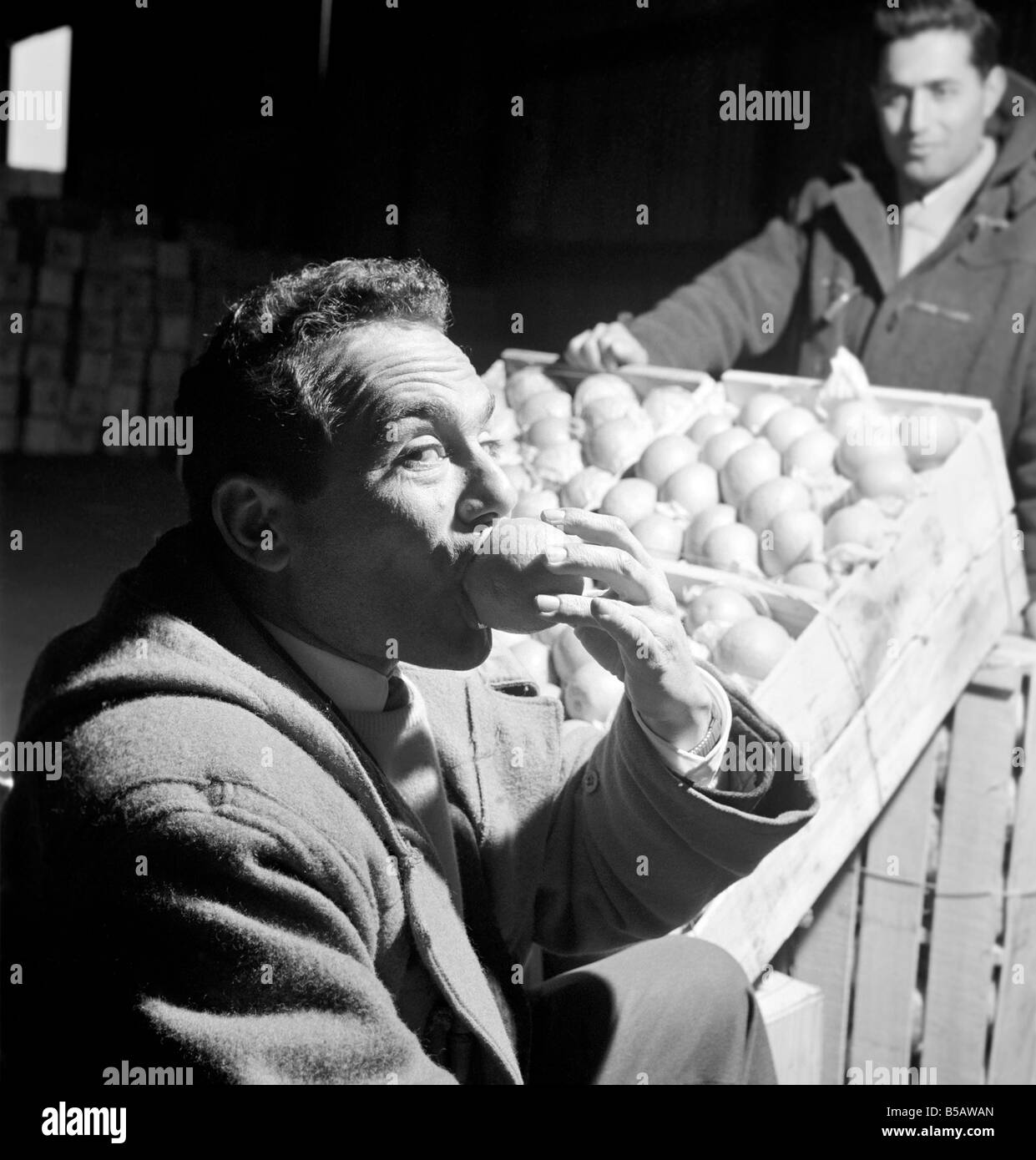 L'alimentation : fruits : oranges : les testeurs d'Orange à Surrey Docks. Mars 1958 A658-003 Banque D'Images