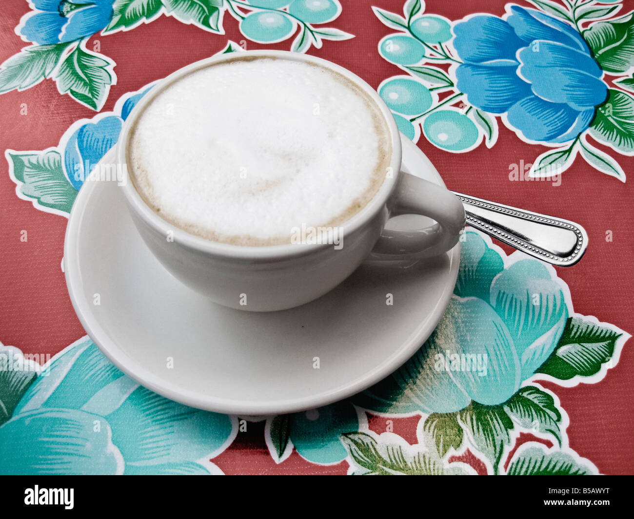 Tasse de Cappuccino sur table Banque D'Images