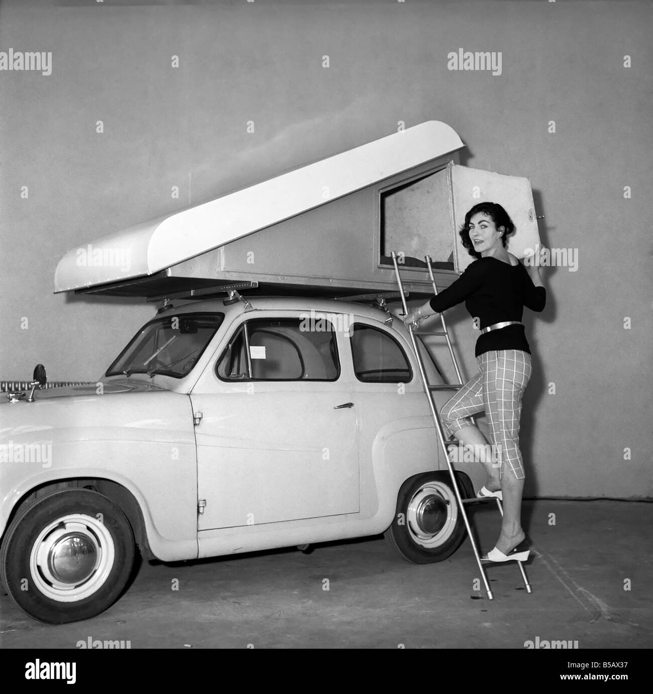 Inventions : tente de toit de voiture : une nouvelle invention révolutionnaire camping 'La tente de toit' qu'on voit ici en haut d'une Austin A40. 1960 A760-005 Banque D'Images