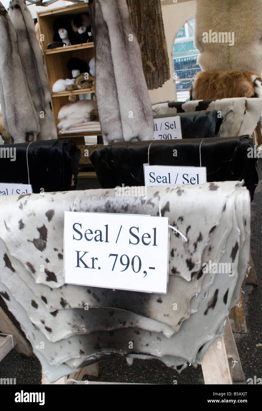 Fourrures de phoques pour accrocher à la vente au marché aux poissons de Bergen Bergen Norvège Banque D'Images