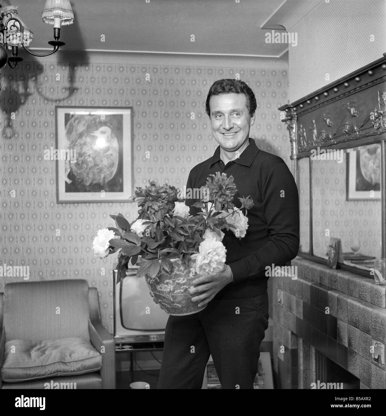 Acteur Patrick McNee vu ici à la maison. 1960 A999-008 Banque D'Images