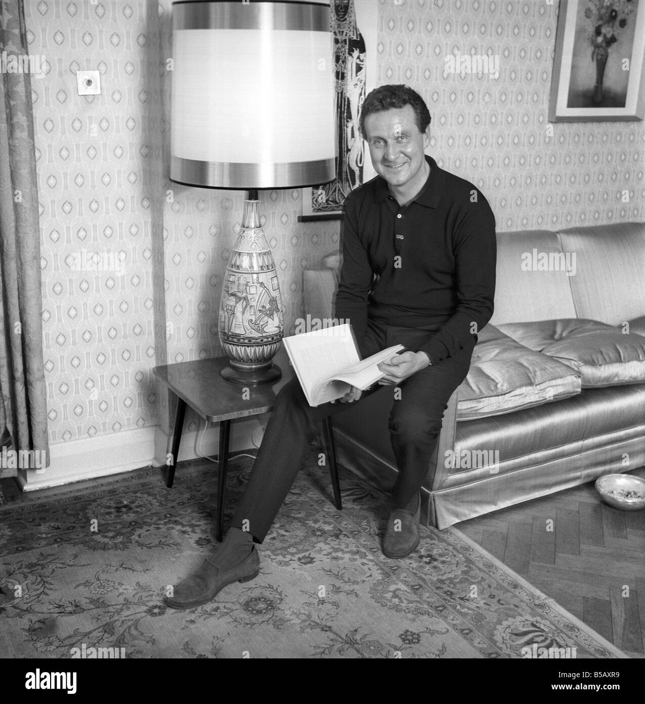 Acteur Patrick McNee vu ici à la maison. 1960 A999-011 Banque D'Images