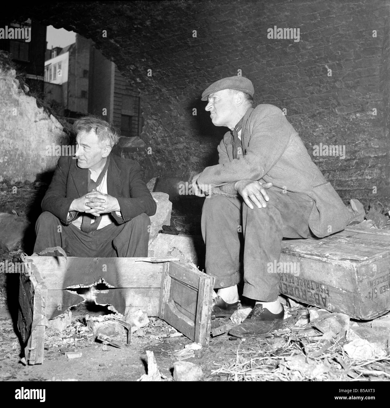 Clochards : Deux collègues sans-abri qui vivent dans la cave d'un bâtiment bombardé près de Tower Bridge. 1953 A1 Banque D'Images