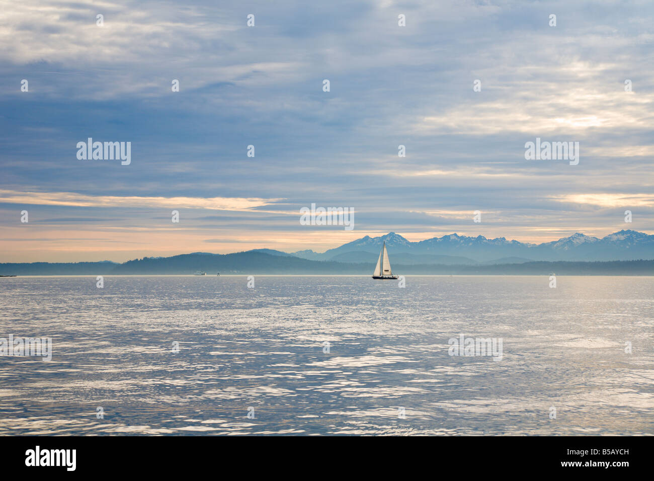 Voilier à l'horizon de l'Elliot Bay dans le Puget Sound au large de Seattle, Washington Banque D'Images Voilier à l'horizon de l'Elliot Bay dans le Puget Sound au large de Seattle, Washington Banque D'Images