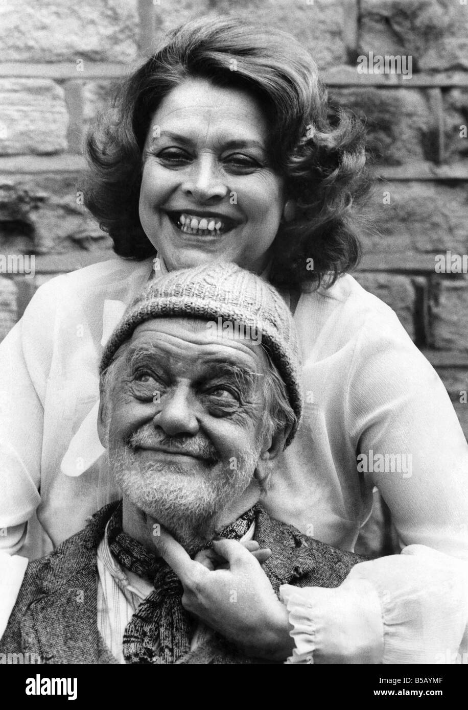 Compo-Bill Owen et la nouvelle femme dans sa vie Lily-Lynda Baron. P006190 Banque D'Images