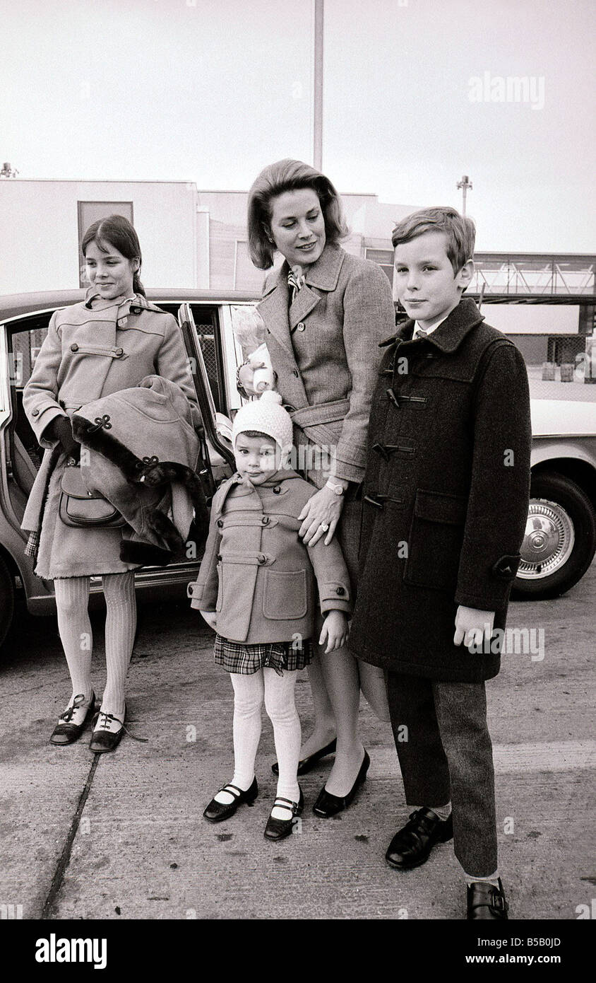 La princesse Grace de Monaco répond à ses enfants 11 Prince Albert et la Princesse Caroline 12 et la Princesse Stephanie 4 à l'aéroport d'Heathrow Les 3 enfants ont volé en mars 1969 de Nice Banque D'Images