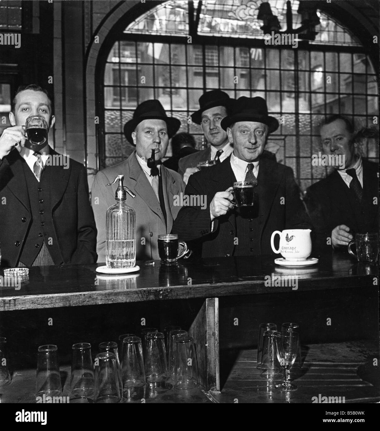 Les greffiers et les avocats des journalistes, d'un bureau voisin à rassembler les plumes Pub à Tudor Gate pour un verre de bière après le travail 1963 Banque D'Images