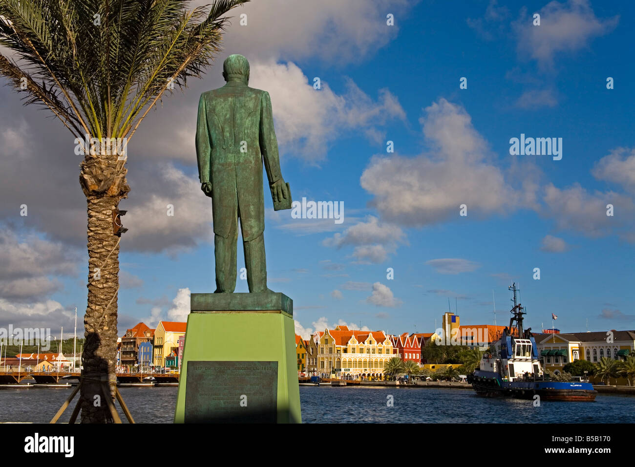 Le Dr Efrain Jonckheer statue, Riffort, Willemstad, Curaçao, Antilles néerlandaises, Antilles, Caraïbes, Amérique Centrale Banque D'Images