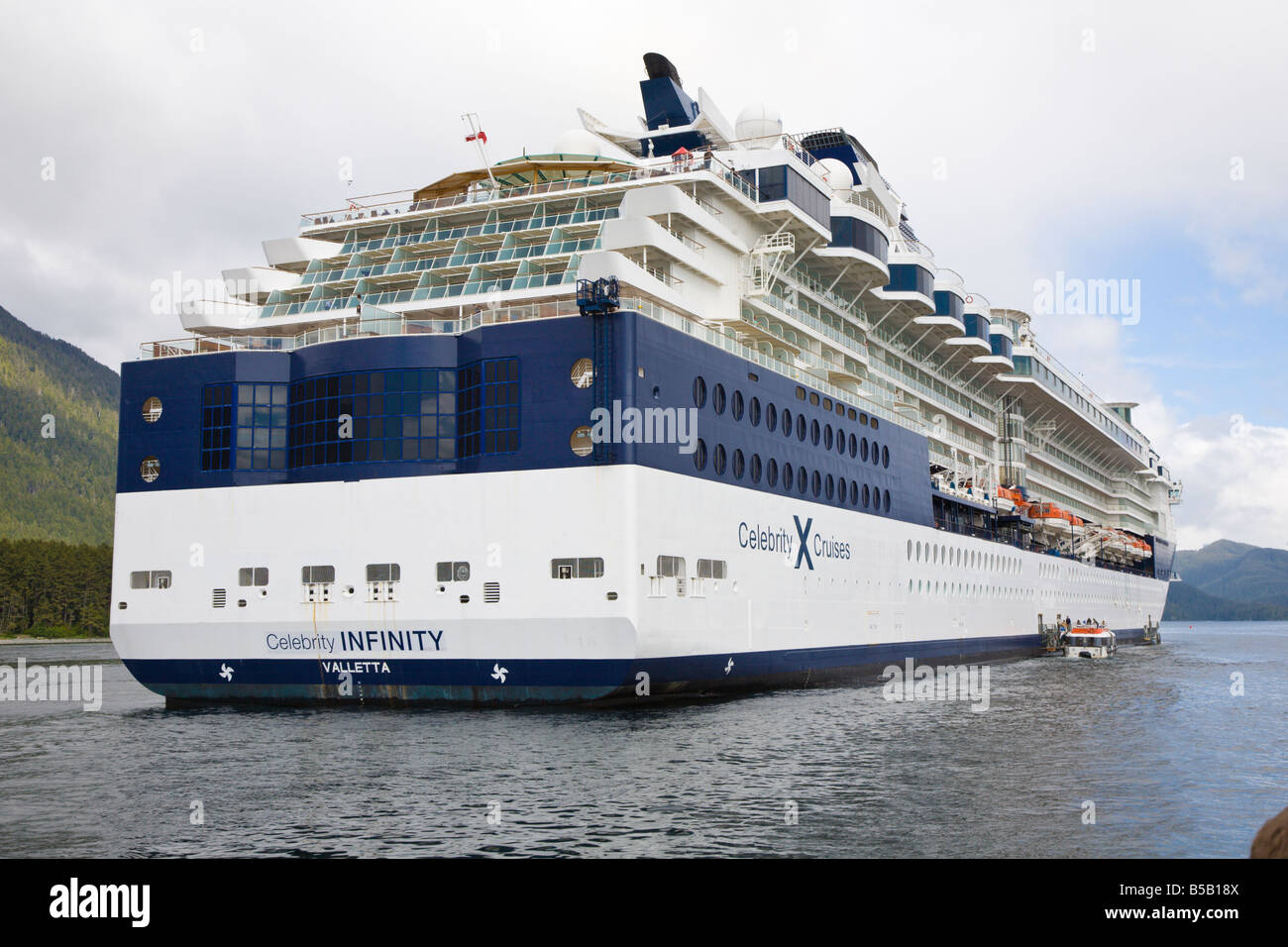 La ligne de croisière Celebrity Infinity bateau de croisière les passagers d'offres dans l'Est de canal à Sitka, Alaska Banque D'Images