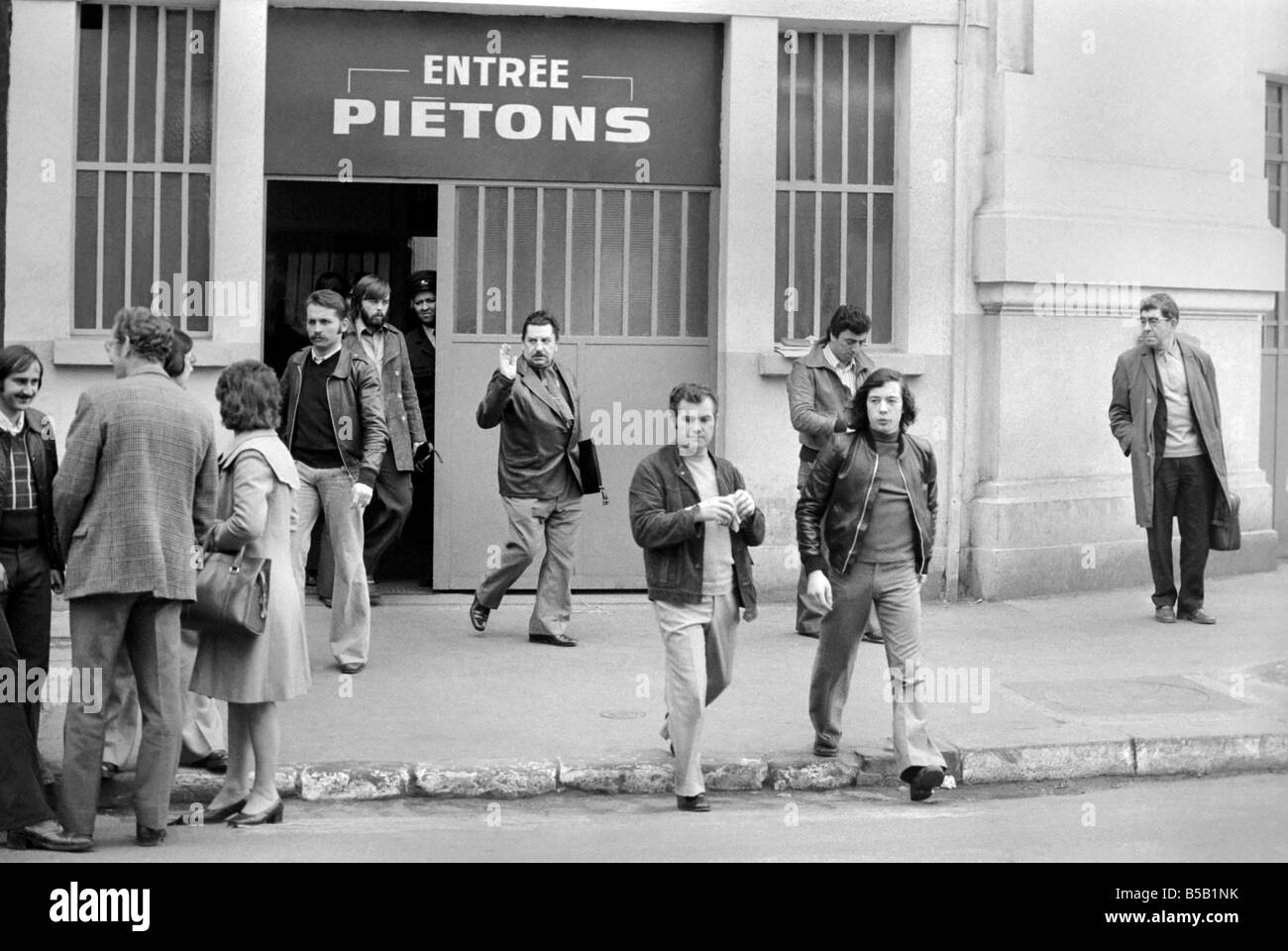 Les travailleurs de l'usine Renault de quitter à la fin d'un passage par une porte marquée "Pietons" à Paris &# 13 ;&# 10;Avril 1975 Banque D'Images