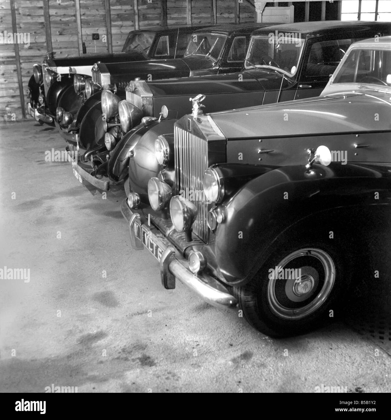 Une collection de voitures Rolls Royce vétéran stockées dans une hutte de Nissen. 1963 Banque D'Images