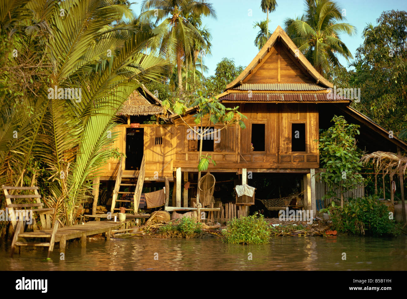 Une maison traditionnelle Thaï sur pilotis au-dessus de la rivière à Bangkok Thailande Asie Asie du sud-est Banque D'Images