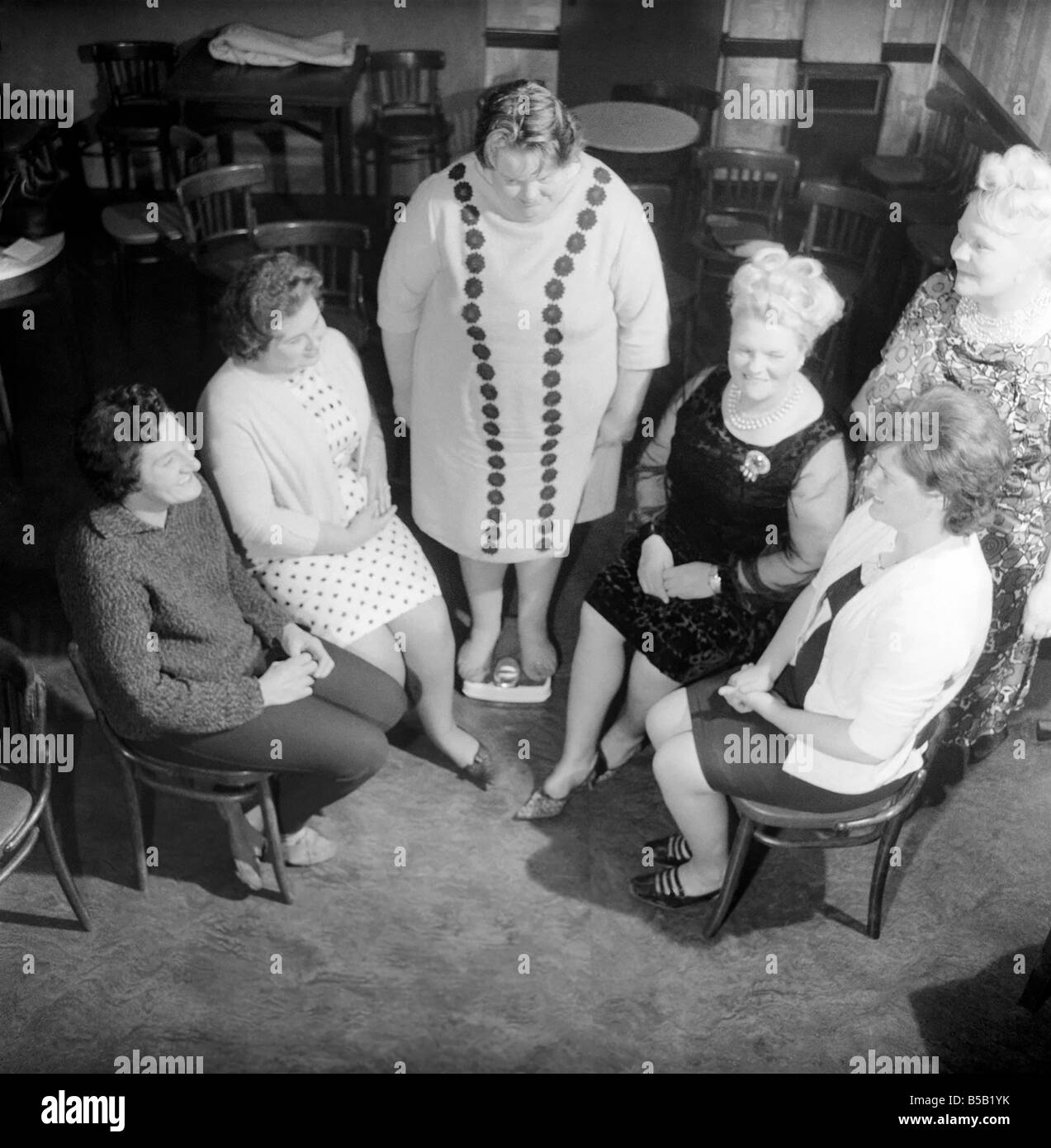 Les membres du Club des dames de graisse de Southampton se réunissent pour leur réunion hebdomadaire. Les femmes savent comment s'amuser afterr le nous Banque D'Images