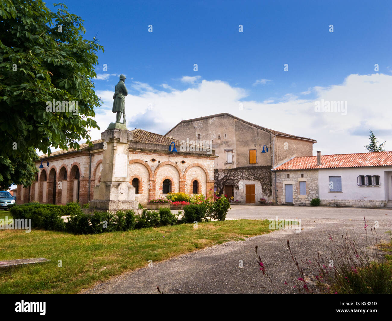 Place de la ville dans la petite commune de Miramont de Quercy, Tarn et Garonne, France Europe Banque D'Images