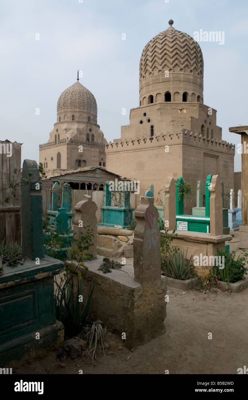 Grille dense de tombeau mausolée islamique et structures dans la ville des morts ou Le Caire nécropole où certaines personnes vivent dans le sud-est du Caire, Égypte. Banque D'Images