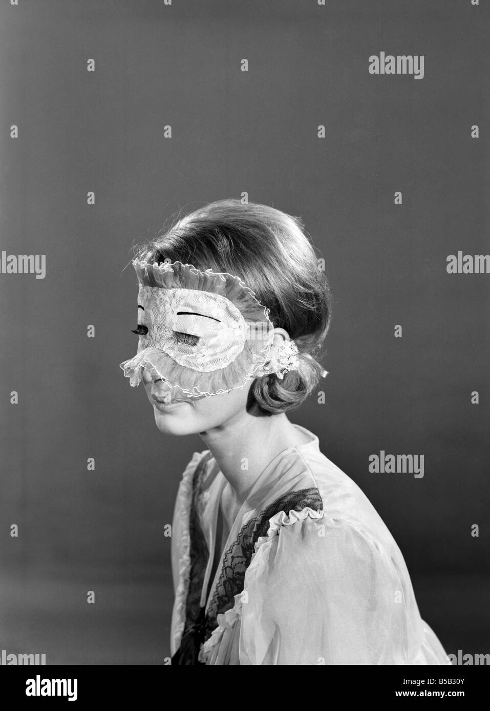 Dawn Chapman modèle portant un masque pour son aide à obtenir une bonne nuit de sommeil . 1962 Banque D'Images