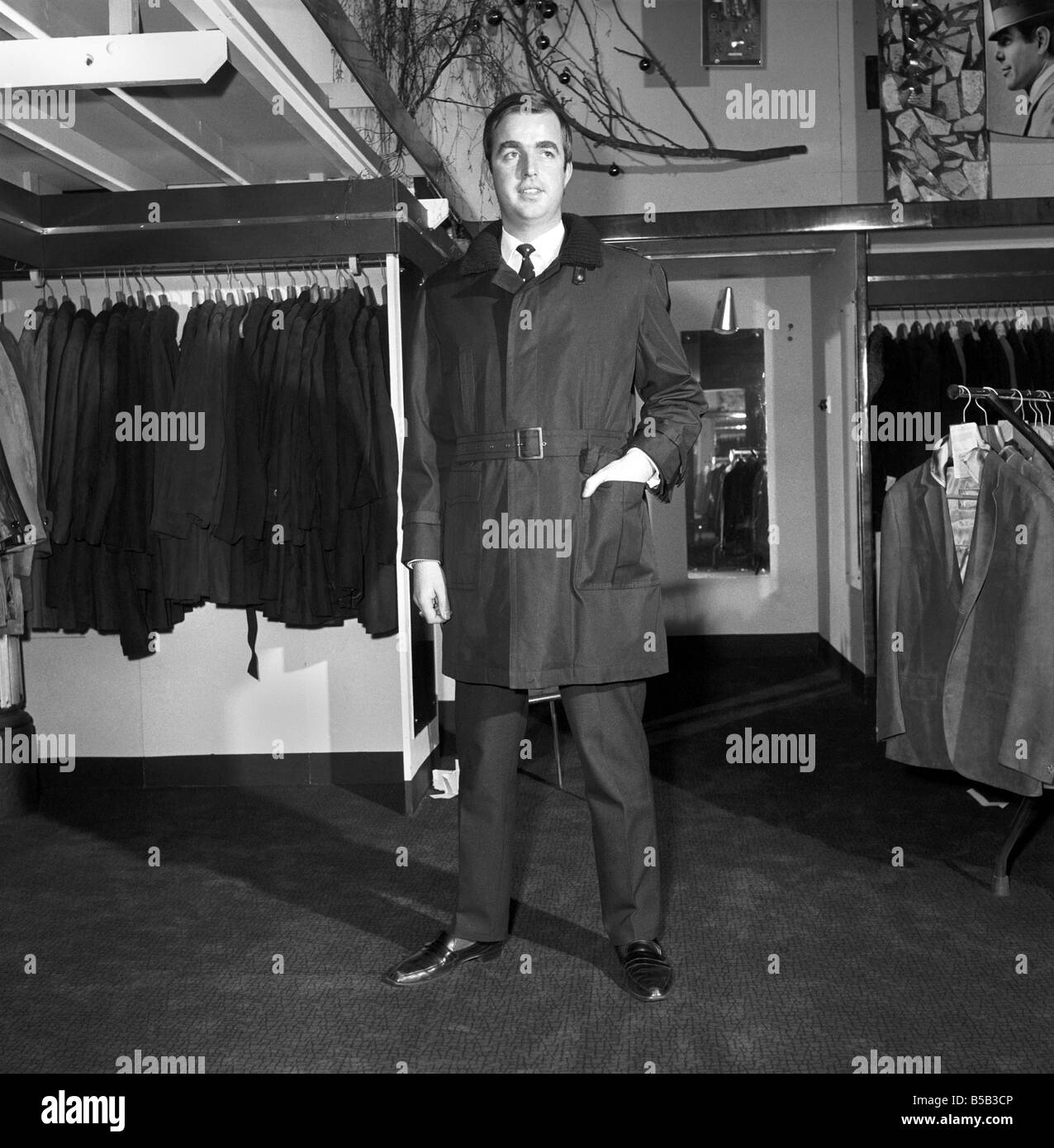 Modèle masculin portant un manteau de magasin. 1966 Banque D'Images