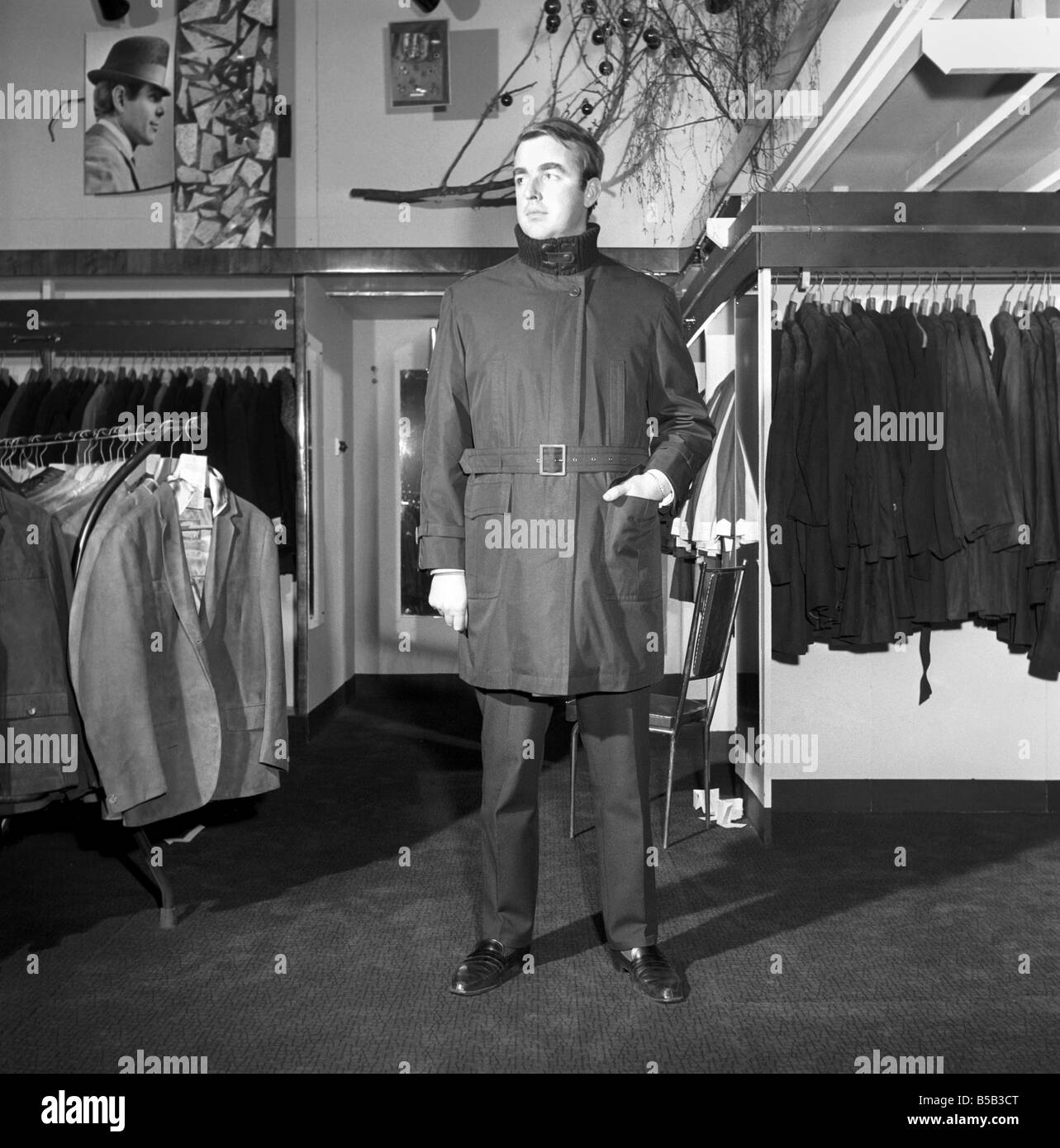 Modèle masculin portant un manteau de magasin. 1966 Banque D'Images