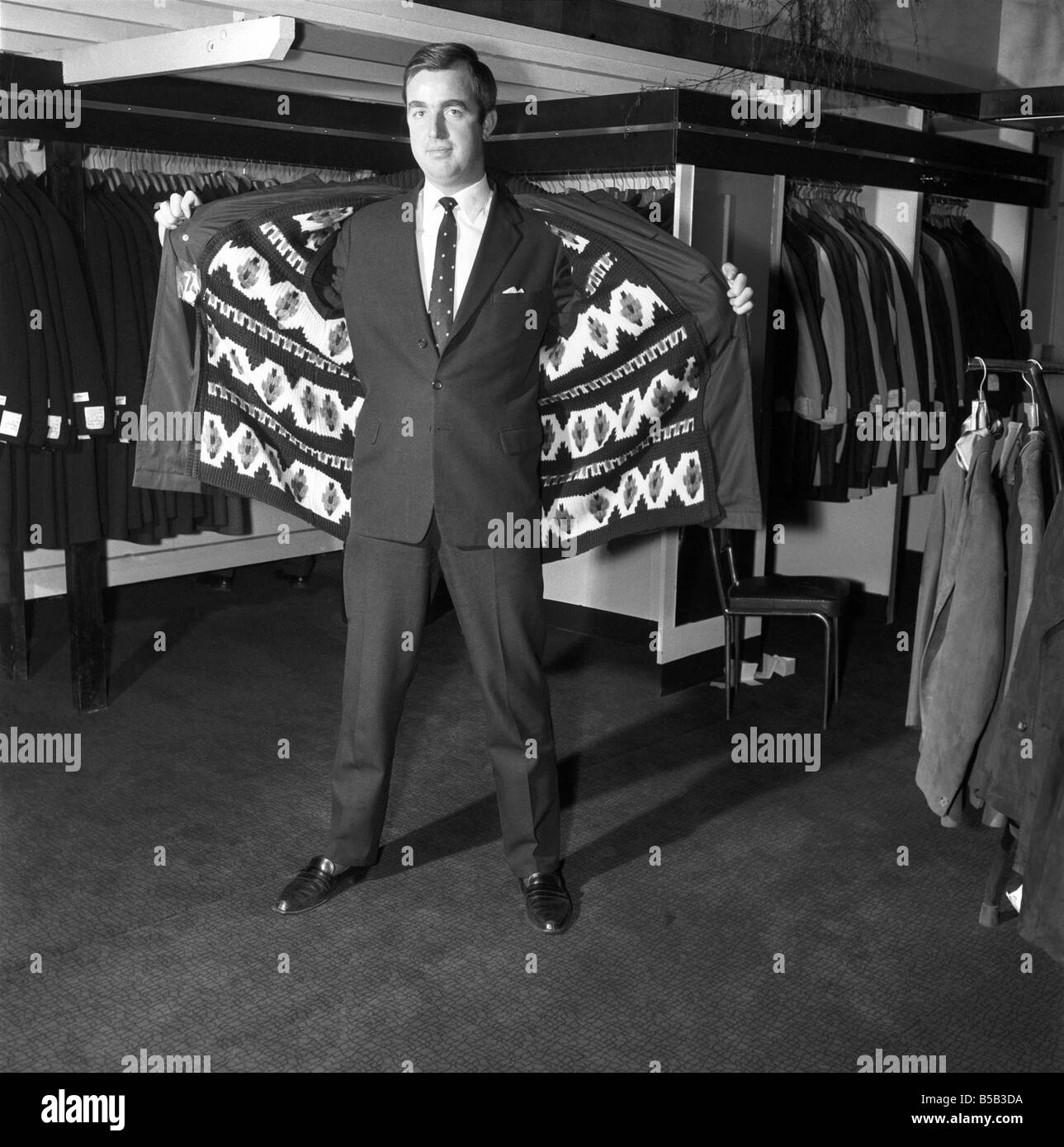 Modèle masculin portant un manteau de magasin. 1966 Banque D'Images