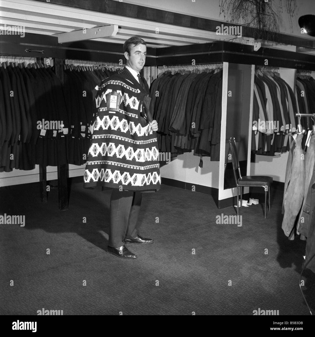 Modèle masculin portant un manteau de magasin. 1966 Banque D'Images
