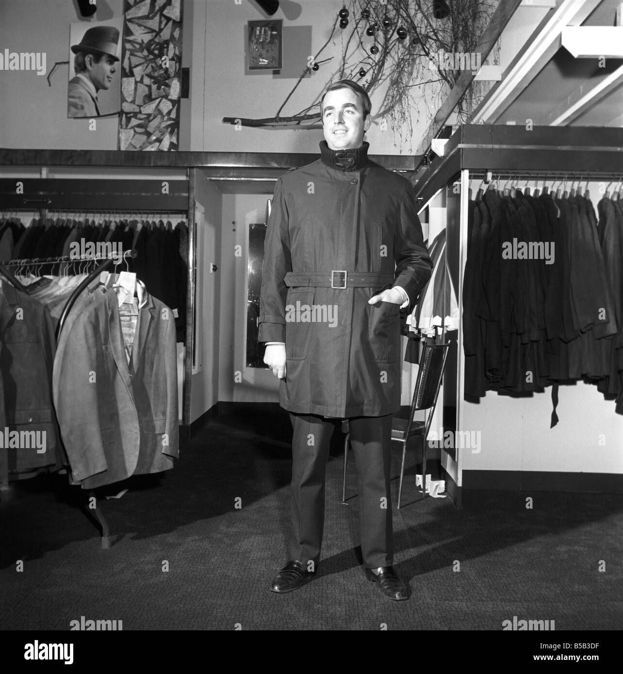Modèle masculin portant un manteau de magasin. 1966 Banque D'Images