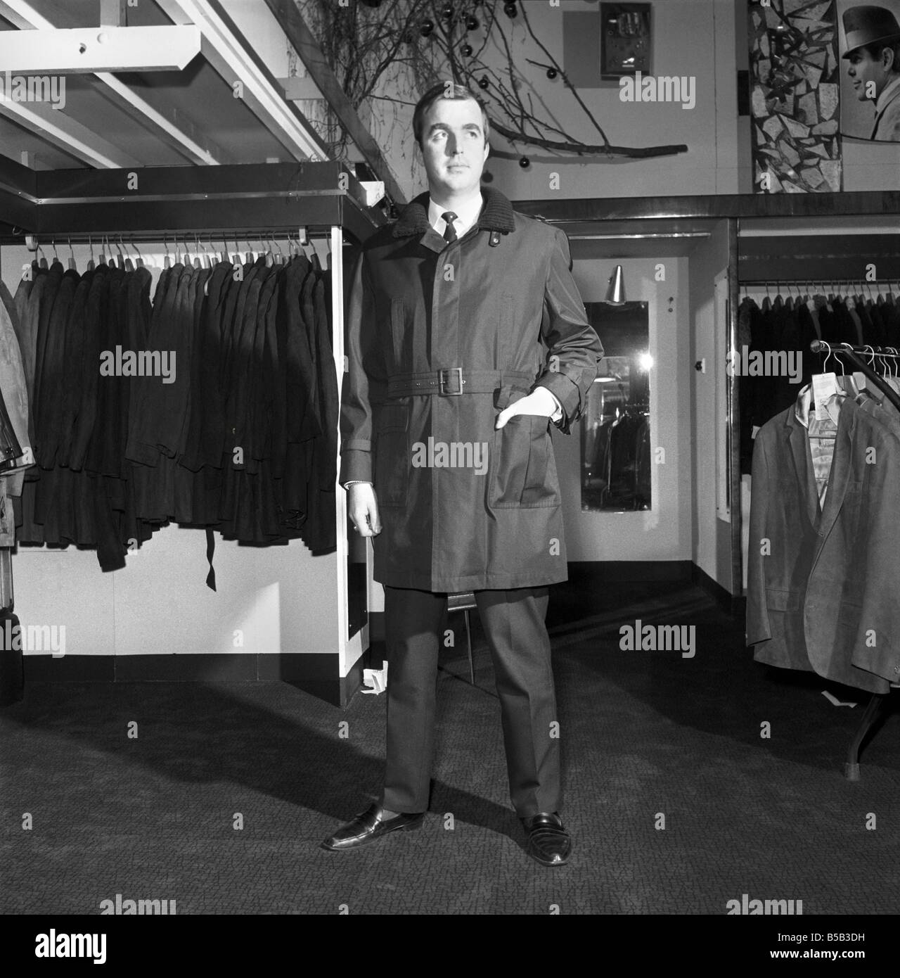Modèle masculin portant un manteau de magasin. 1966 Banque D'Images