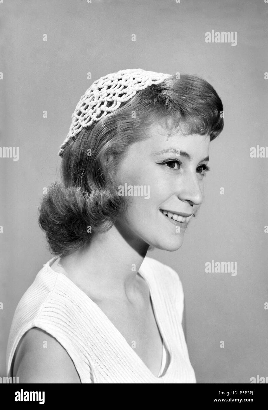 Femme portant pipe clearner hat. Juillet 1956 Banque D'Images