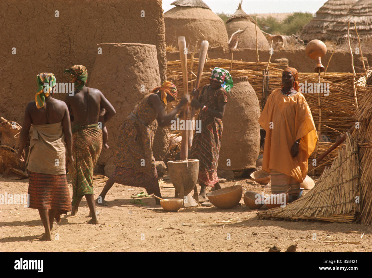 Les femmes à Abalak, piler le mil au Niger, Afrique de l'Ouest, l'Afrique Banque D'Images
