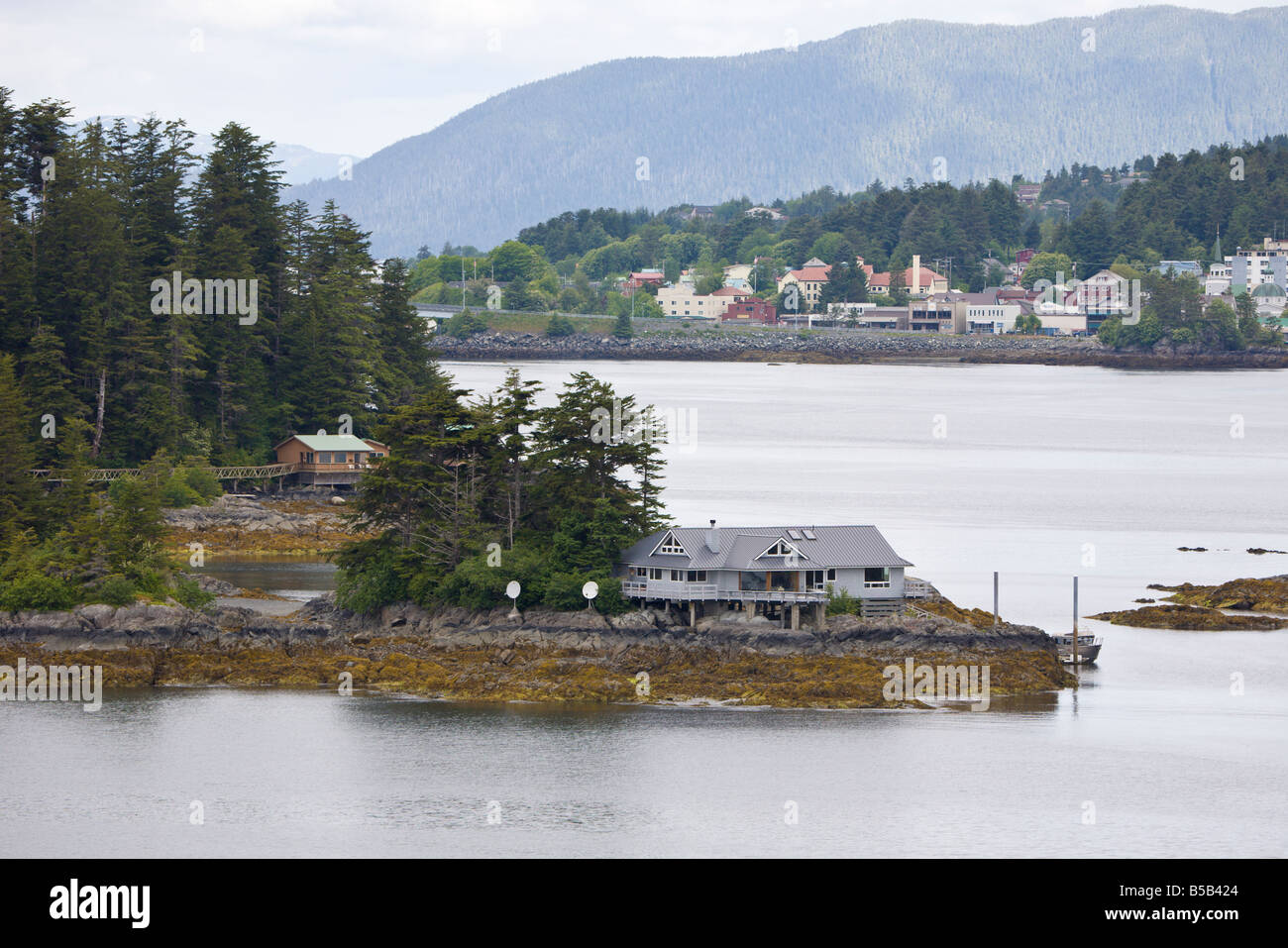 Maisons sur l'île privée de l'île Rocky dans la Manche orientale près de Sitka, Alaska Banque D'Images
