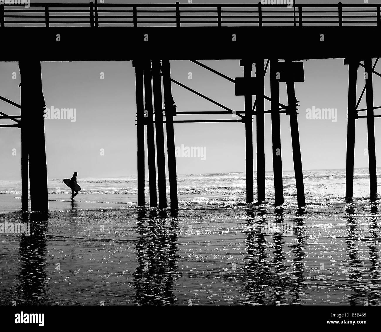 USA un internaute est prêt à affronter les vagues de rêver d'un été sans fin dans le sud de la Californie meilleure image Banque D'Images