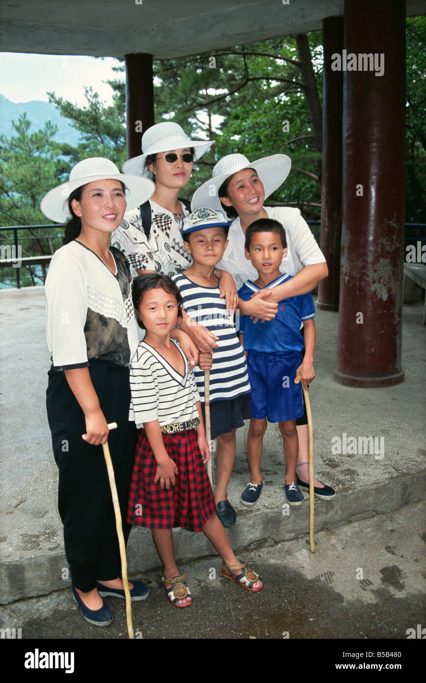 Groupe de marcheurs de colline dans le parc de montagne Myohyangsan Asie Corée du Nord Banque D'Images