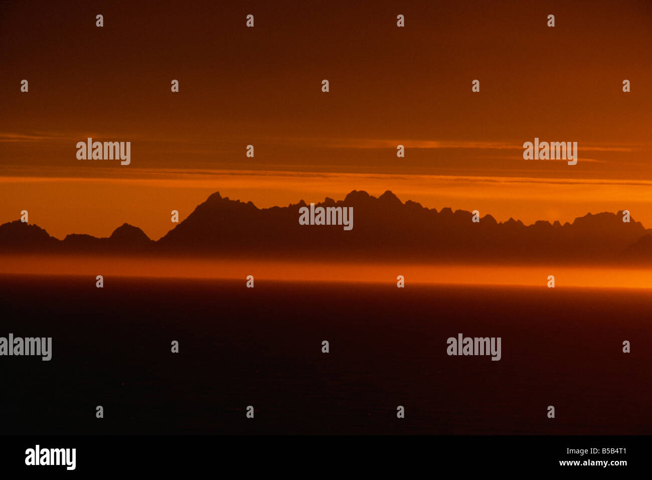 Soleil de minuit et la côte norvégienne du ciel prises à 3 heures au nord de la Norvège Scandinavie Europe Banque D'Images