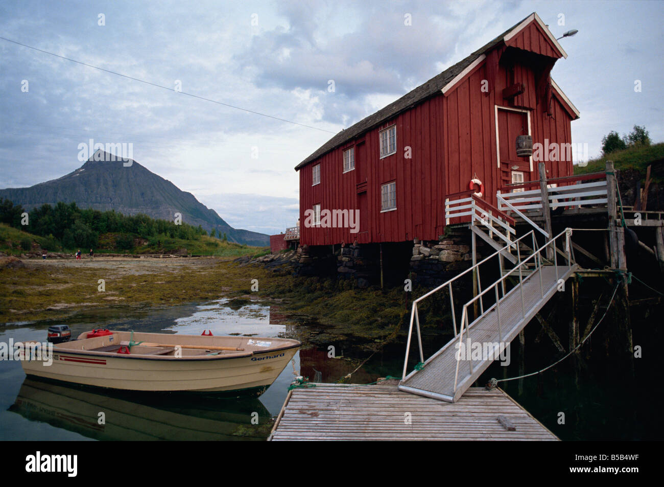 Arrivée sur la jetée stock iles privées avec du saumon pour la pêche au saumon en Norvège, Scandinavie Europe Banque D'Images