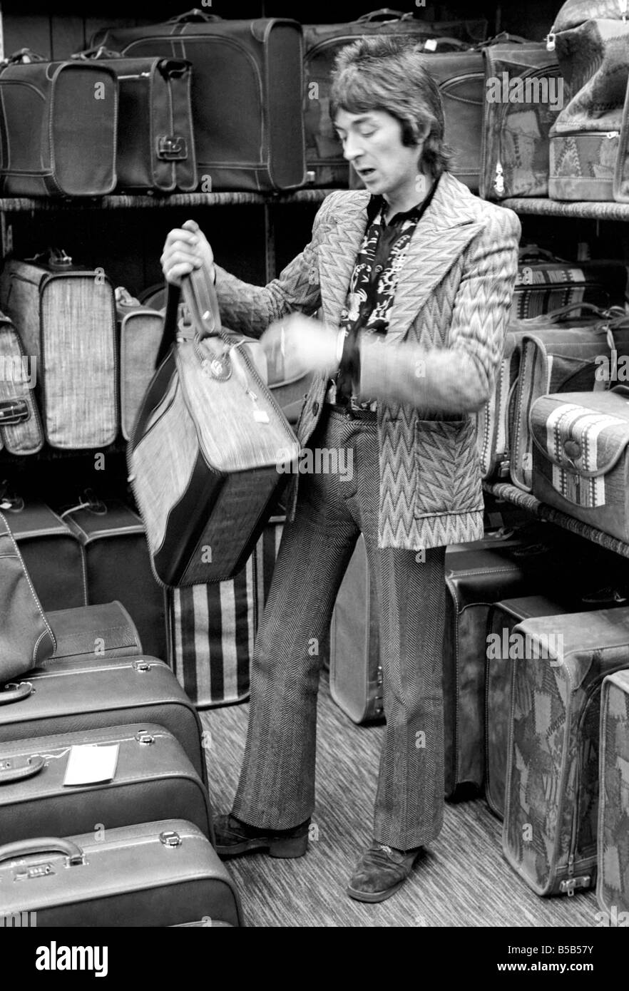 Rod Stewart et les visages en tournée en Amérique. ;Ian McLagan à la recherche de nouveaux sacs dans une valise dans le magasin Membres;Avril 1975 Banque D'Images