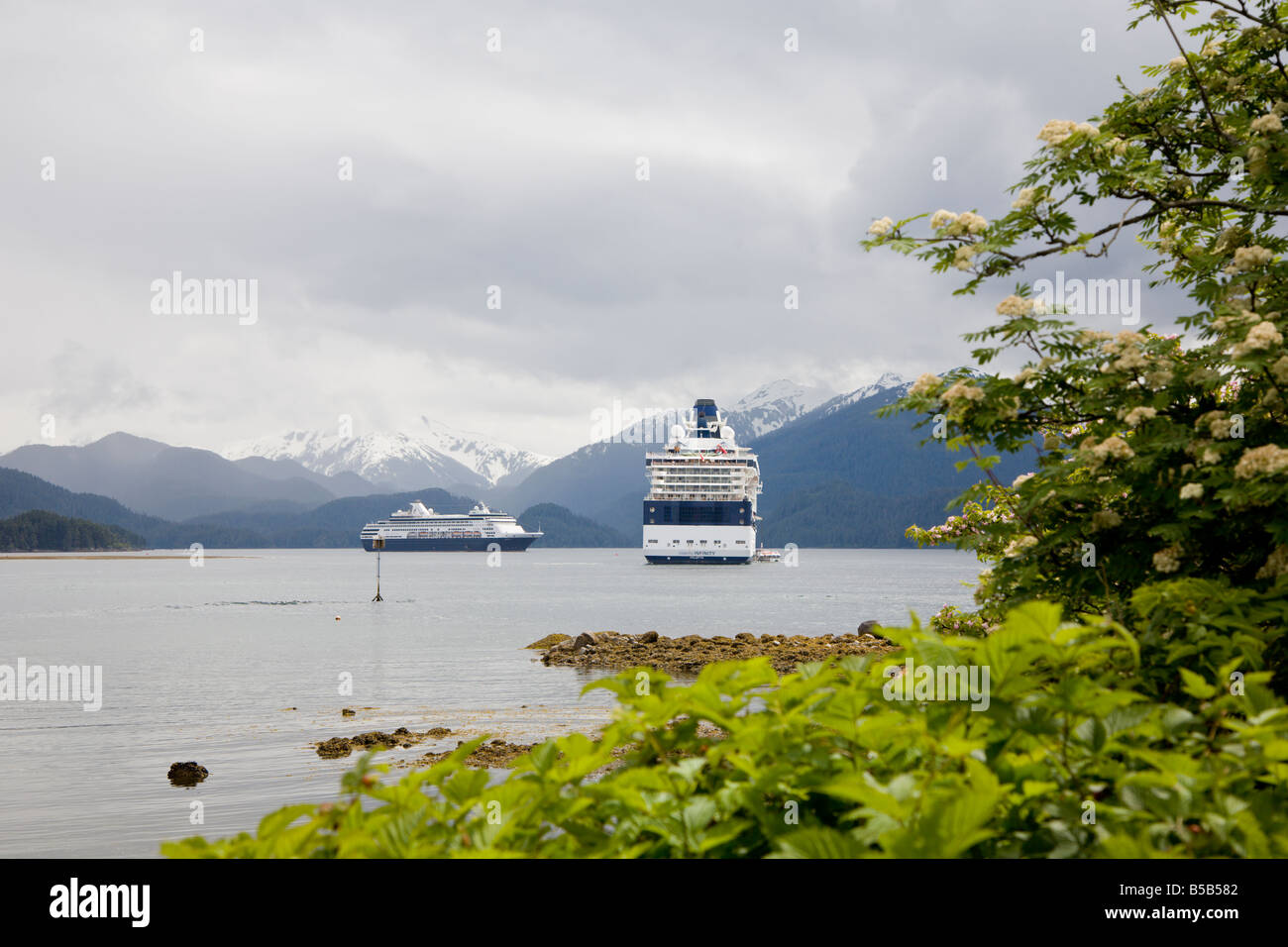 Deux bateaux de croisière amarrés dans le canal de l'Est à Sitka, Alaska Banque D'Images