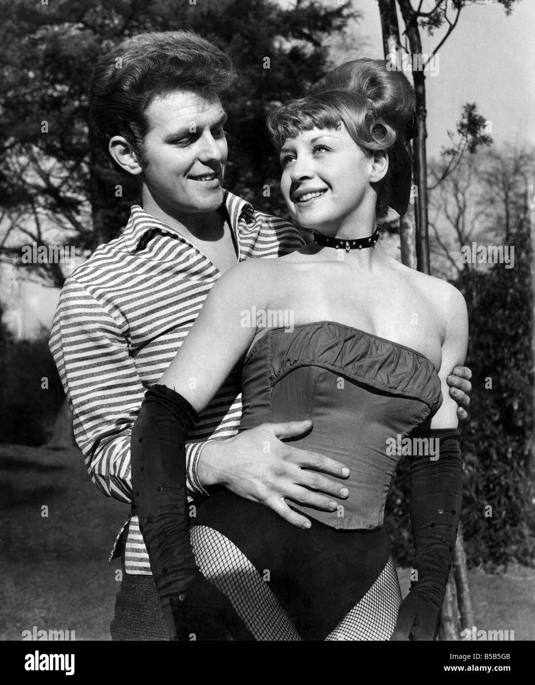 Shane Fenton (Alvin Stardust) et Iris un mari et sa femme qui font un retour à la scène vu répéter à Sefton Park, Liverpool. ;Mars 1965 Banque D'Images