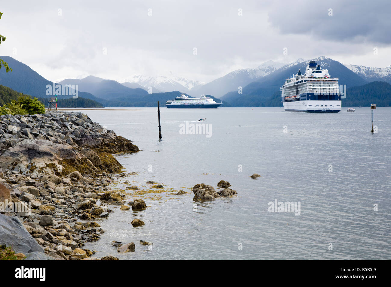 Deux bateaux de croisière amarrés dans le canal de l'Est à Sitka, Alaska Banque D'Images