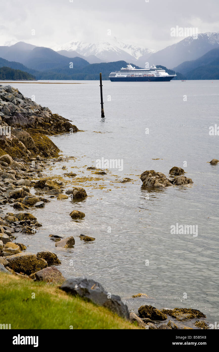 La Holland America Line Veendam bateau de croisière amarré dans la Manche orientale à Sitka, Alaska Banque D'Images