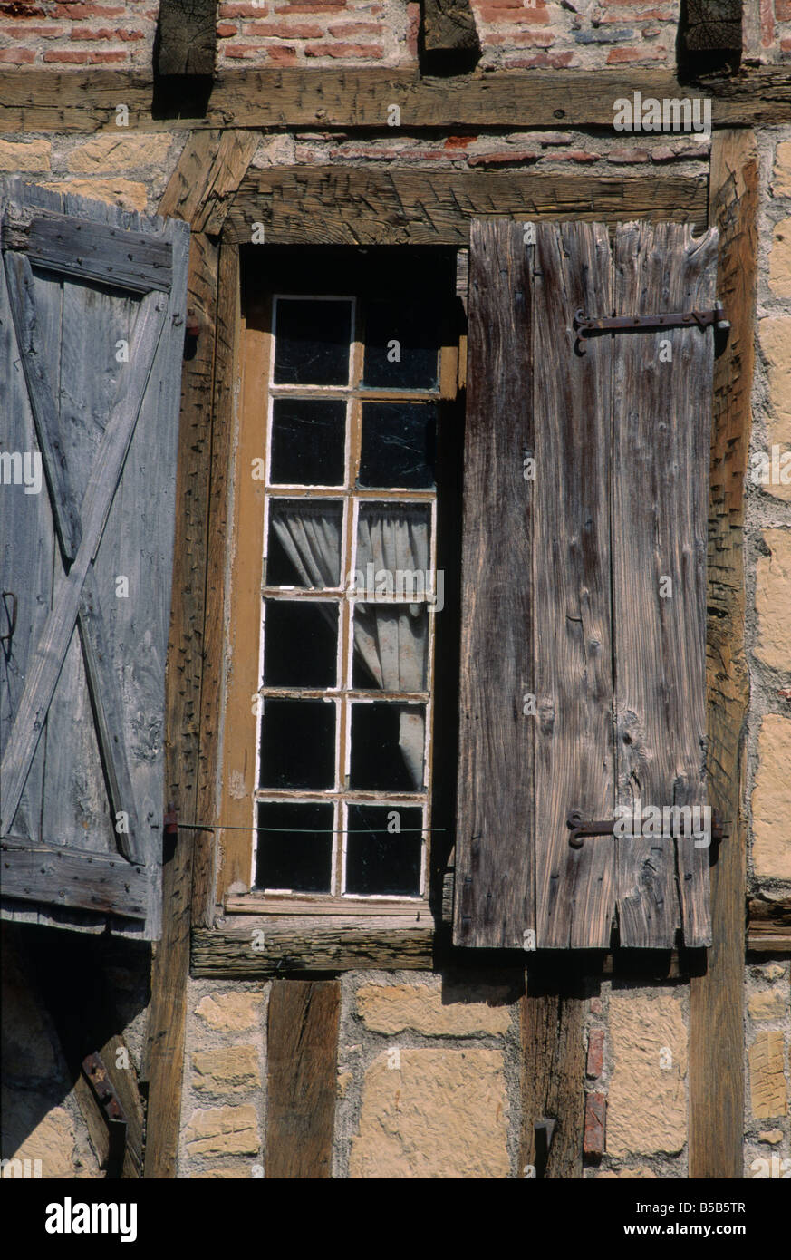Fenêtre à volets en bois chambre à main square Vallée du Lot FIGEAC FRANCE Banque D'Images
