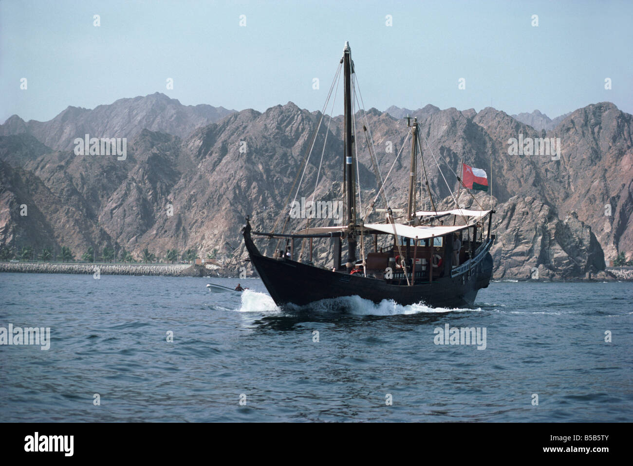 Laissant Dhow harbour Muttrah Muscat Oman Moyen-orient Banque D'Images