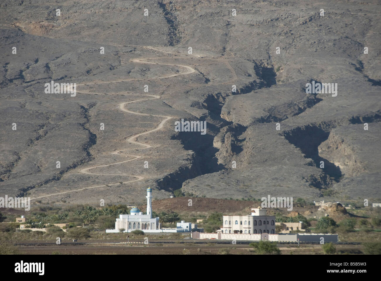 Nouvelle mosquée du village avec route derrière la ligne sur Jabal Akhdar Tanuf le nord d'Oman Moyen-orient Banque D'Images