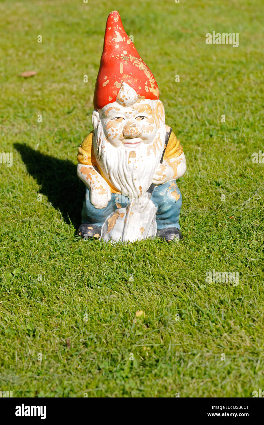 Ein Gartenzwerg steht auf dem Rasen un nain de jardin se dresse sur la pelouse Banque D'Images