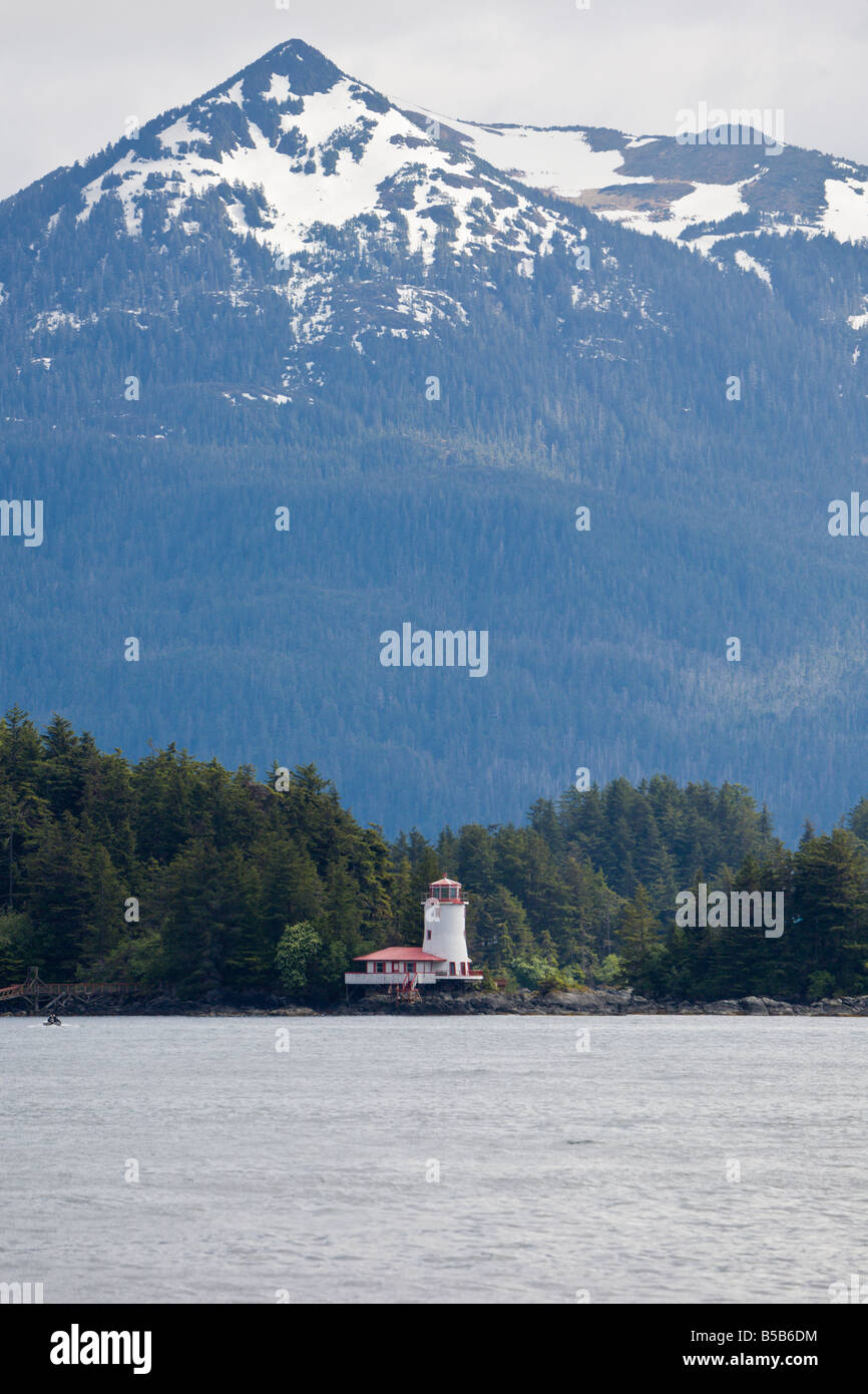 Phare en face d'une montagne sur l'île en Manche orientale de l'Inside Passage à Sitka, Alaska Banque D'Images