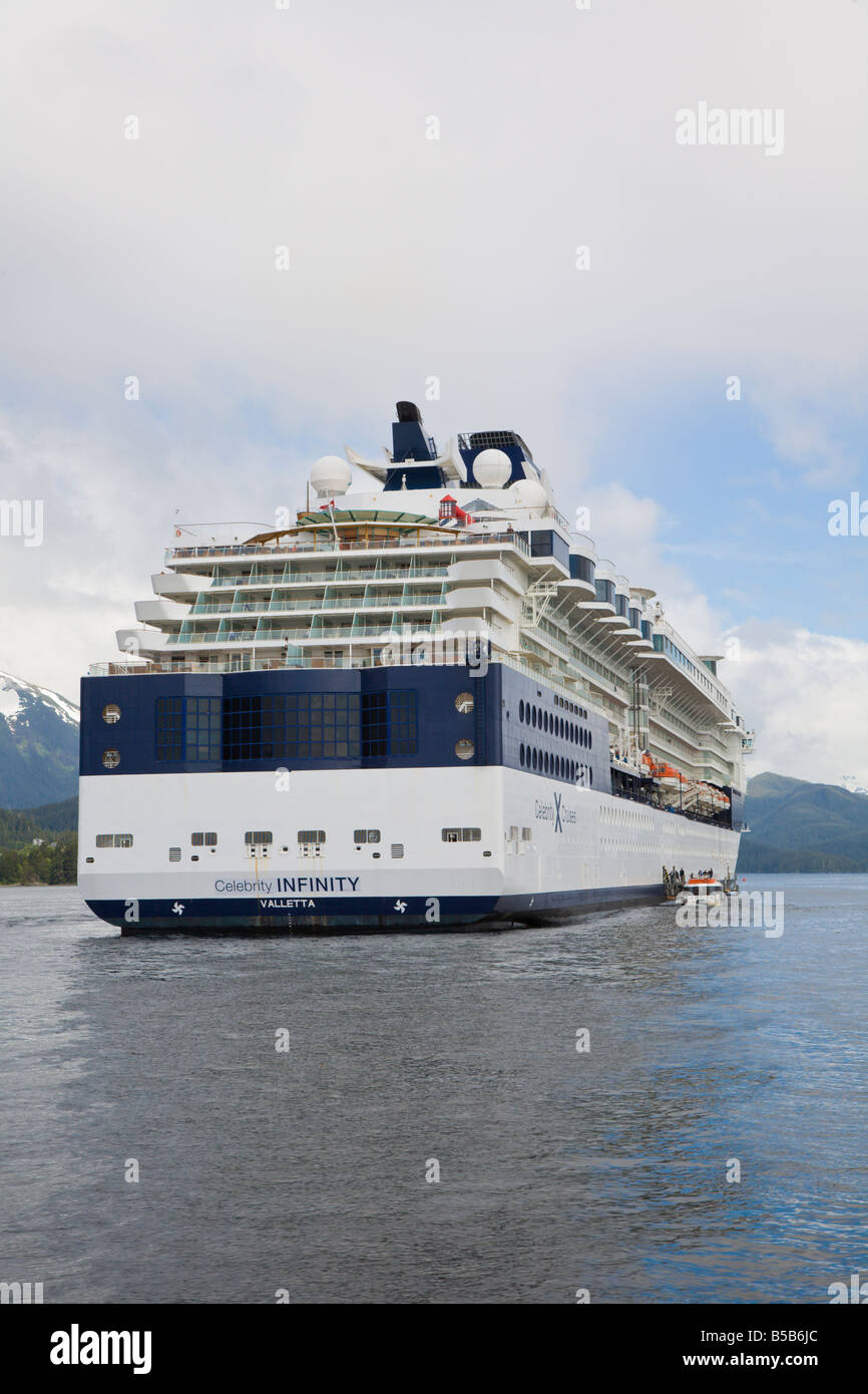 La ligne de croisière Celebrity Infinity bateau de croisière les passagers d'offres dans l'Est de canal à Sitka, Alaska Banque D'Images