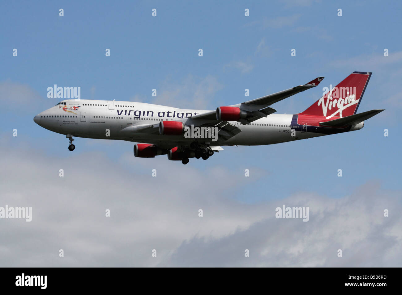 Virgin Atlantic Airways avion Boeing 747-400 connu sous le nom de jumbo jet battant en approche. Vue de côté. Banque D'Images
