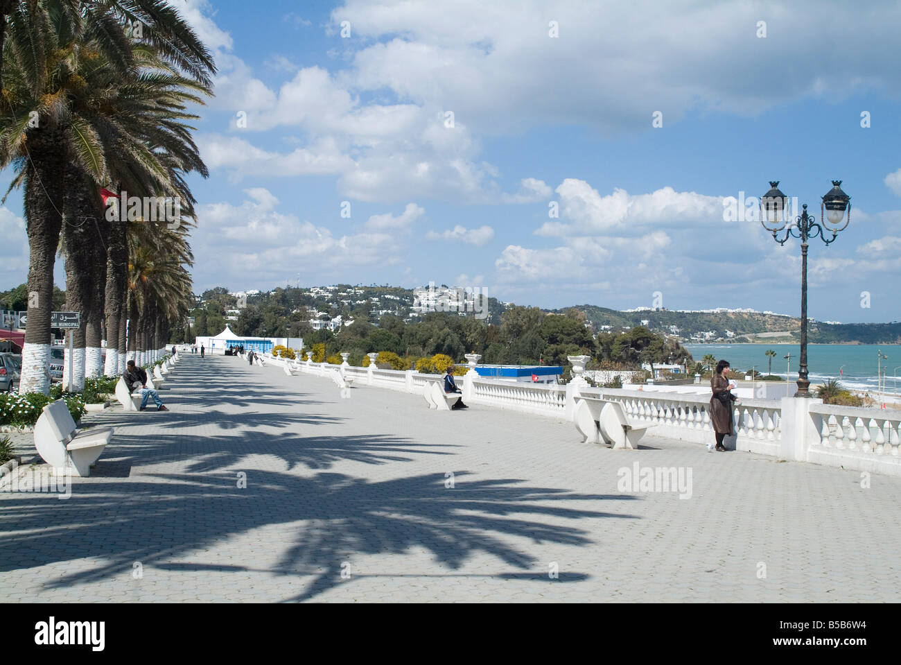 Promenade en bord de mer, La Marsa resort, près de Tunis, Tunisie, Afrique du Nord, Afrique Banque D'Images