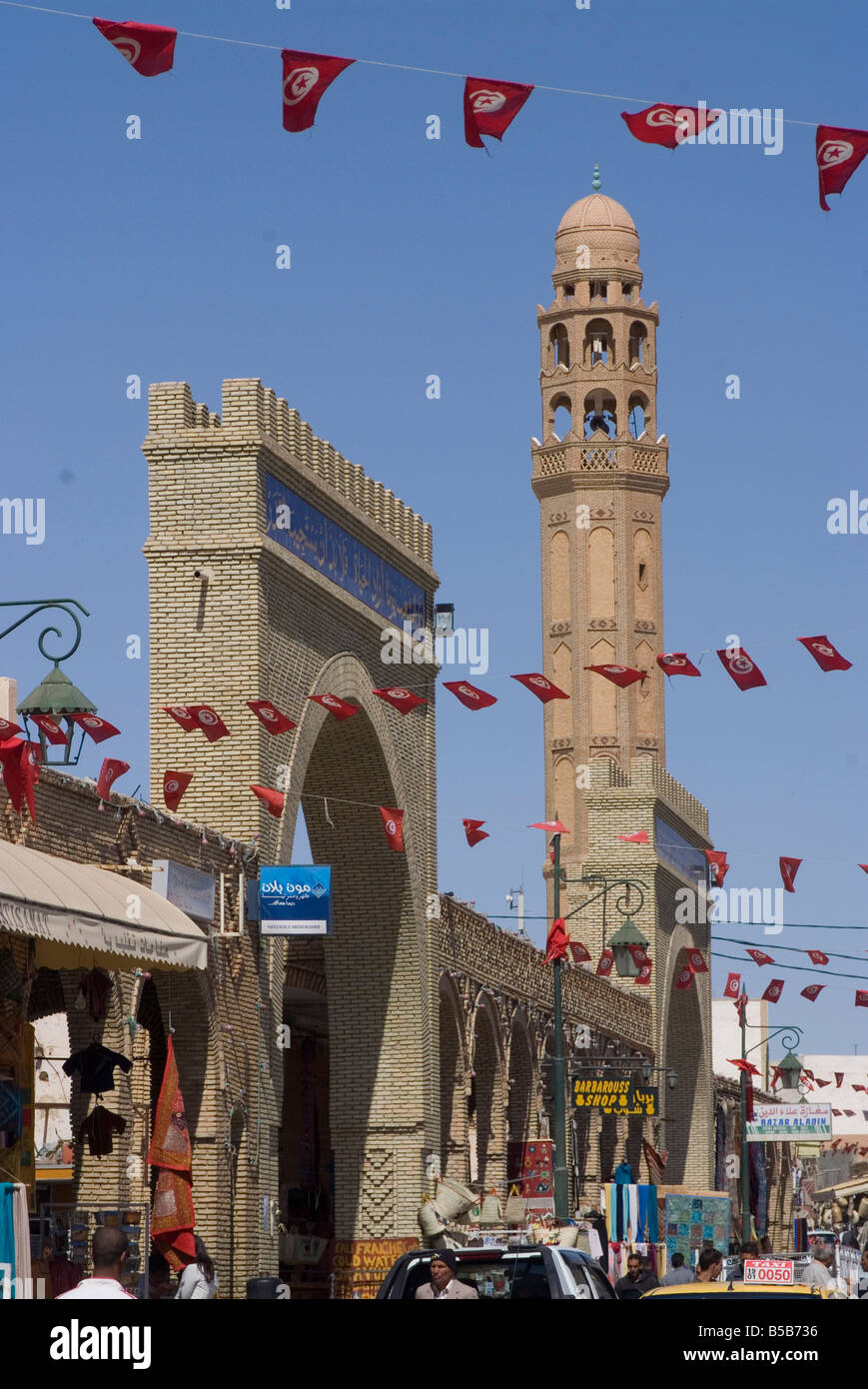 La rue principale et de la mosquée, Tozeur, Tunisie, Afrique du Nord, Afrique Banque D'Images