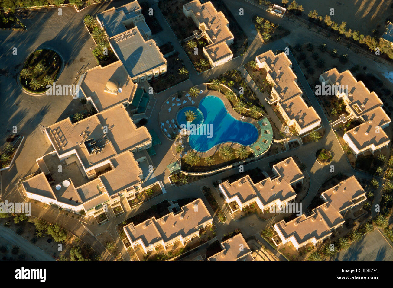 Vue aérienne du ballon de l'hôtel et piscine Tozeur Tunisie Afrique du Nord Afrique Banque D'Images