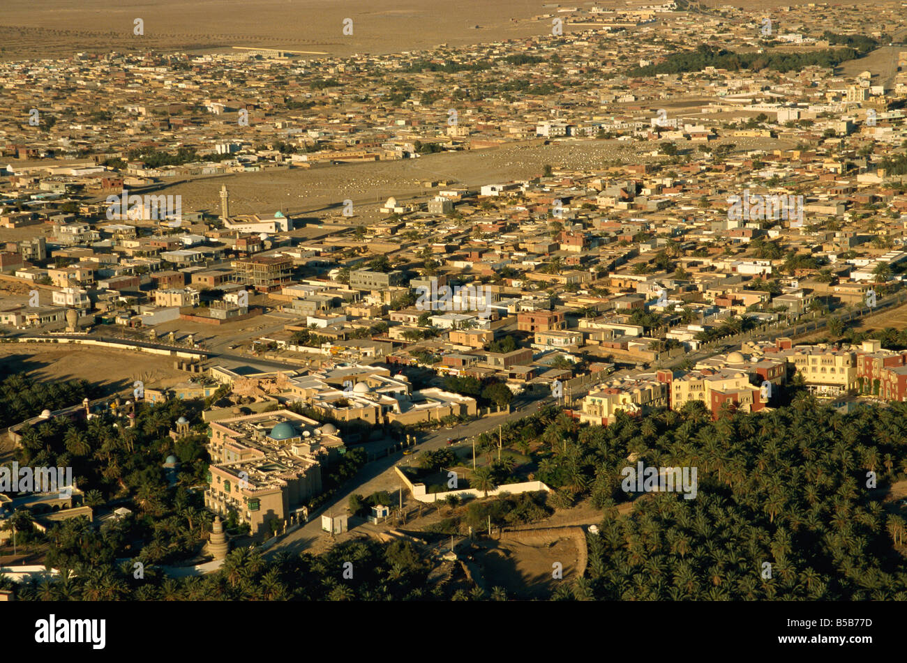 Vue aérienne de la ville d'oasis de ballon de Tozeur Tunisie Afrique du Nord Afrique Banque D'Images