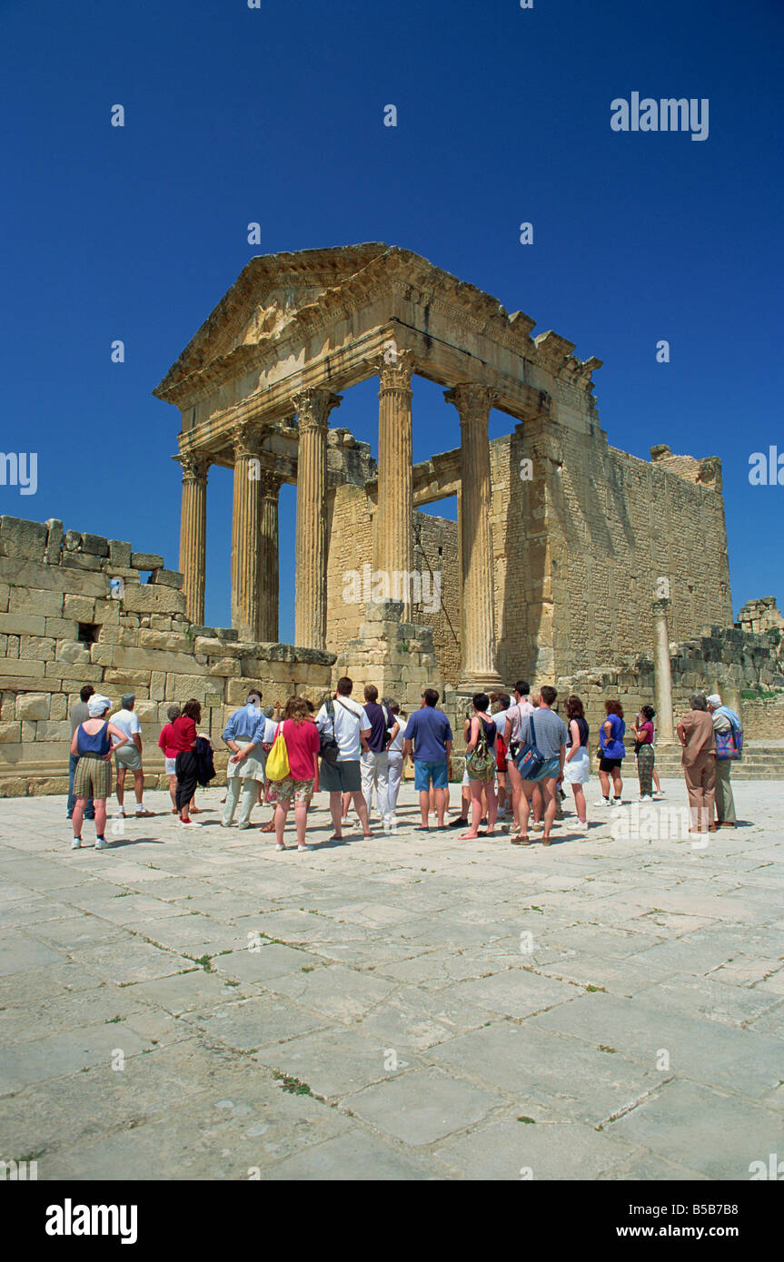 Les touristes à les vestiges romains, le Capitol, Dougga, UNESCO World Heritage Site, Tunisie, Afrique du Nord, Afrique Banque D'Images